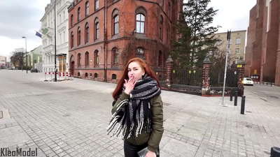 Ukulandwa komphakathi: Intombazane enhle ishelwa i-iPhone futhi ithola i-pussy. I-CleoModel